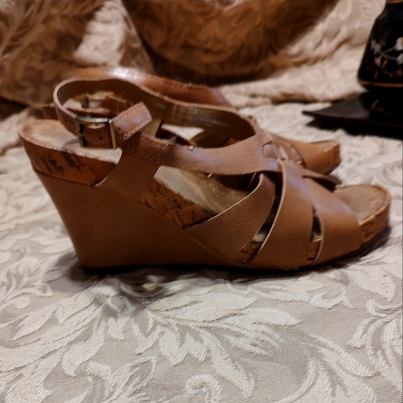 🤎 Super Comfy Vintage Aerosoles Tan & Cork Strappy Wedge Heels - 7.5M - Picture 3 of 15
